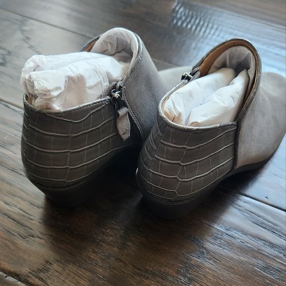 Vionic Water Repellent Suede Ankle Boots - Marissa. Size 6 M. - Picture 3 of 14